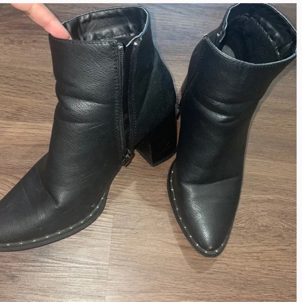 Black point studded  heel booties